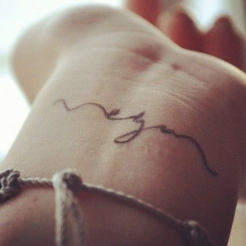 Tatouages pour filles sur le bras et leur signification. Photos, dessins, beaux, petits, inscriptions