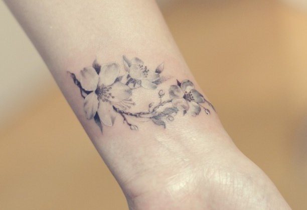 Tatouages pour filles sur le bras et leur signification. Photos, dessins, beaux, petits, inscriptions