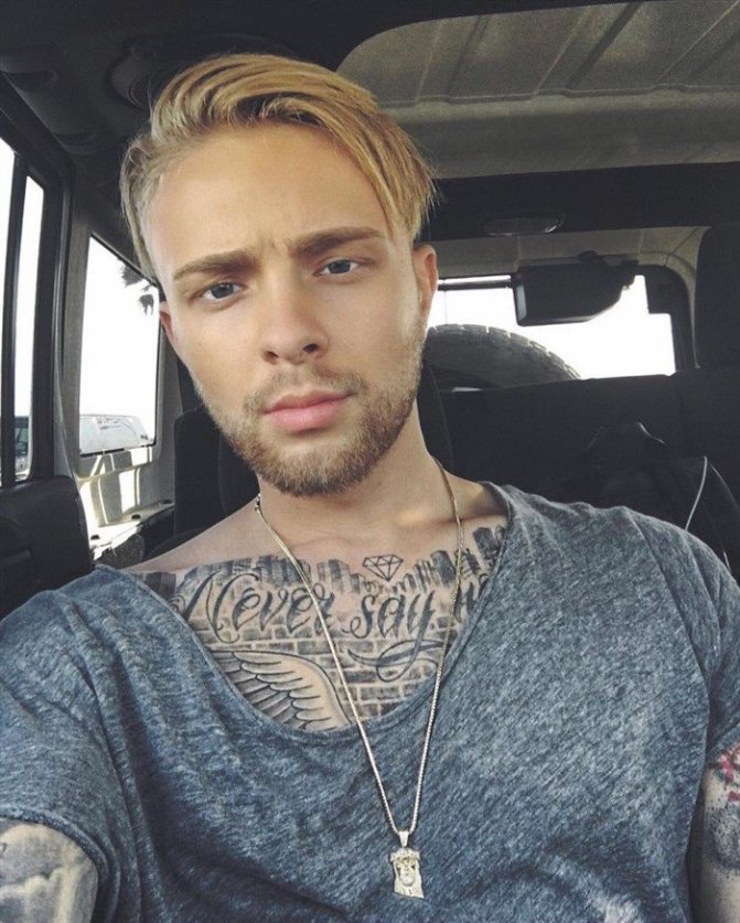 Tatouage d'Egor Krid sur la poitrine