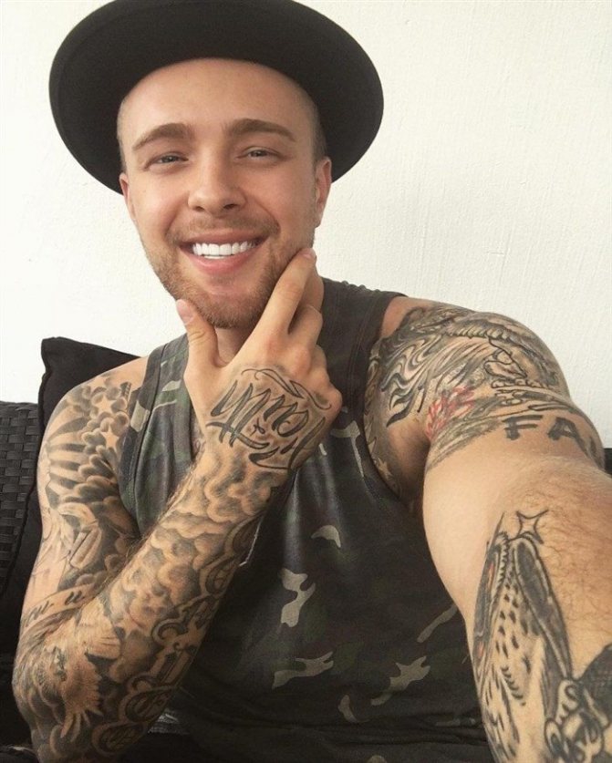 Tatouages Egor Krid sur les épaules et le bras