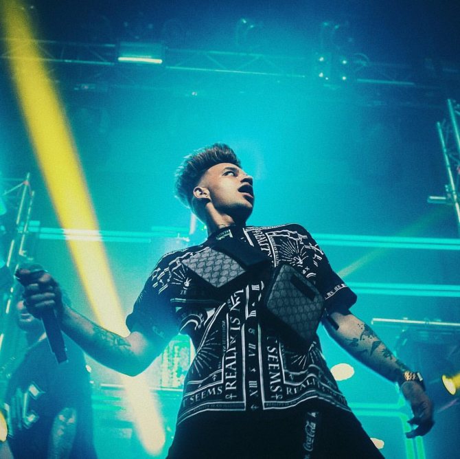 Tatouages de la photo d'Eljay sur le corps