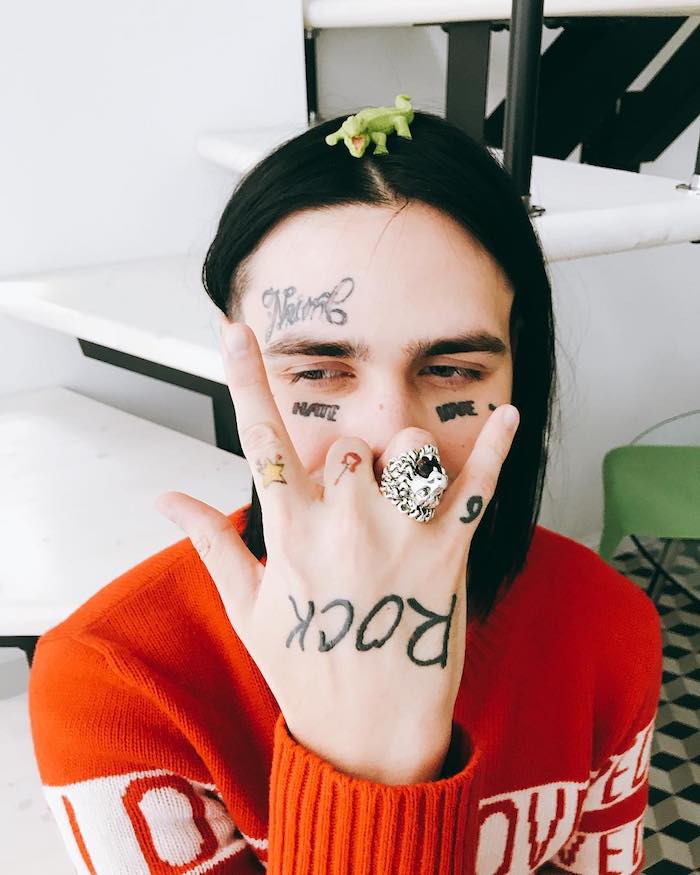 Tatuajes faciales en manos y cara