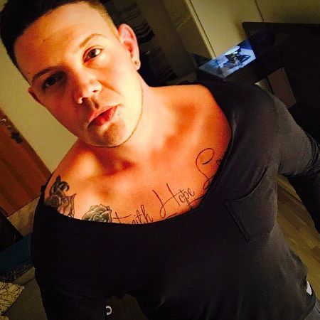 Torse d'homme gay tatoué