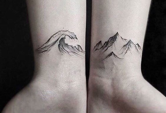 女子の二の腕にタトゥー、隙間に男性、碑文。写真