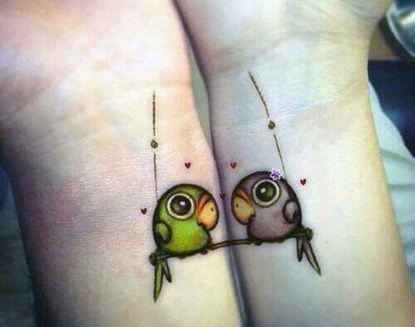 女子の二の腕にタトゥー、隙間に男性、碑文。写真