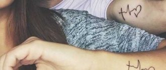 Tatuajes en las dos manos para chicas, tatuajes masculinos en el descanso, inscripciones. Foto