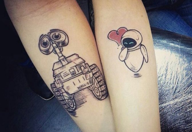 女子の二の腕にタトゥー、隙間に男性、碑文。写真