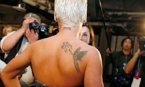 Tatouages sur l'omoplate pour les filles. Photos, idées, dessins, inscriptions avec traduction, oiseaux, fleurs, motifs, personnages...