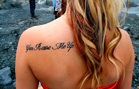 Tetoválások a lányok gerincén (hátán): hieroglifák, feliratok fordítással, virágok, pont, rúnák, bolygók, vonalak. Gyönyörű minták