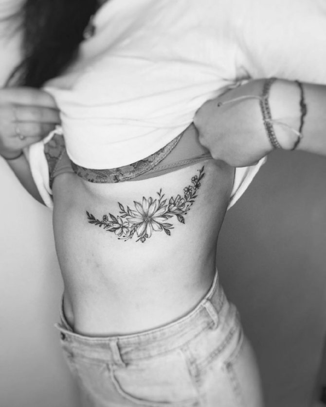 Ребро татуировки за момичета