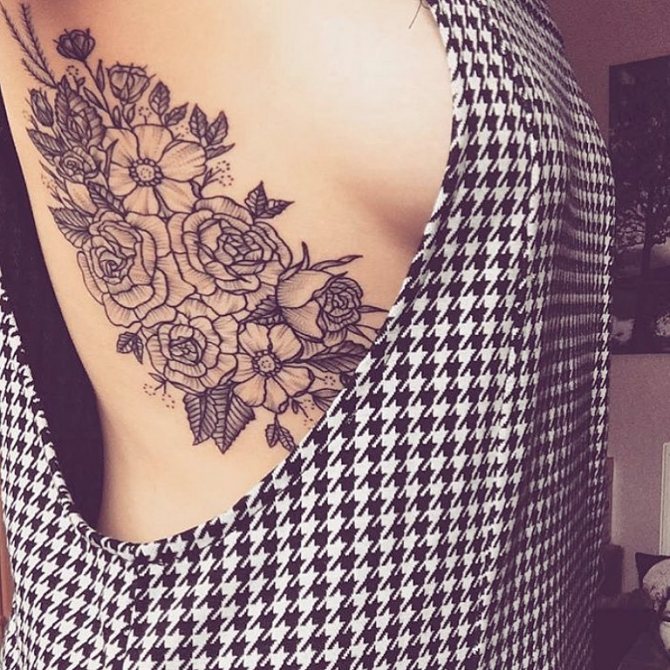 Татуирани ребра на момичетата