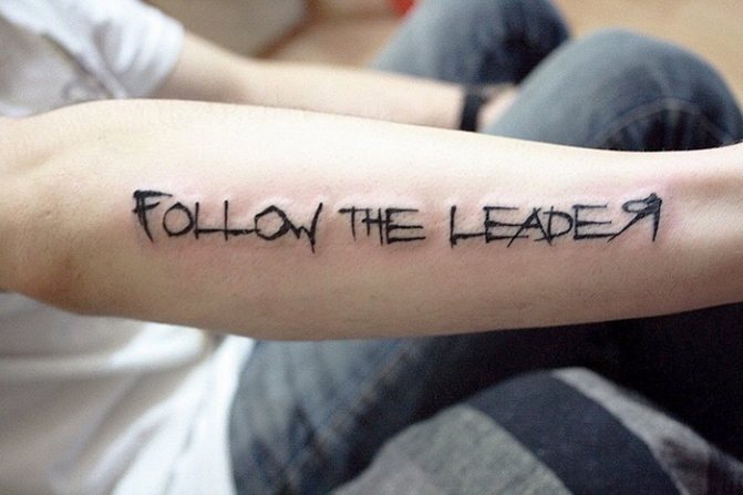 Tetoválás a karon latin fordításokkal. Kép és jelentés