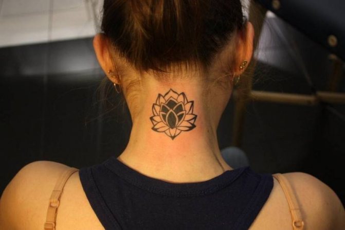 Tatuajes en la nuca para chicas