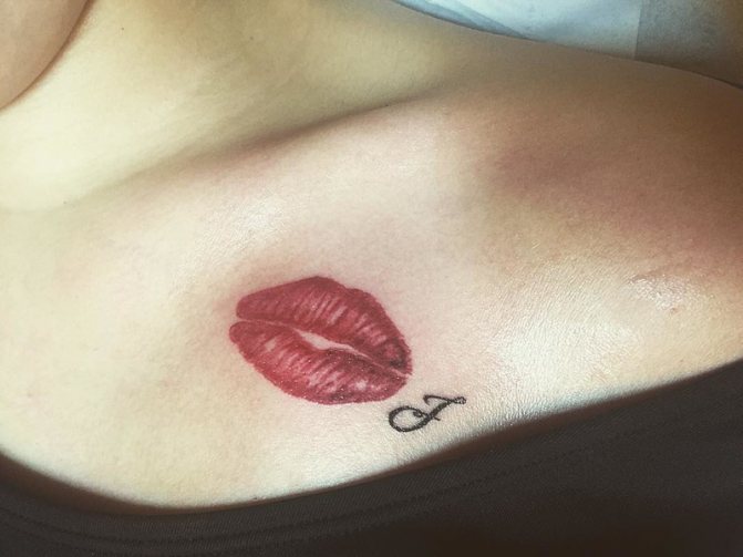 Tatouages sur le cou pour les filles