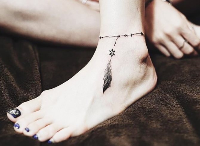 Tatuajes en los pies de las chicas. Inscripciones fotográficas, patrón femenino, bocetos