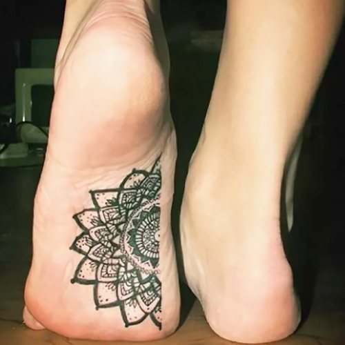 Tatuajes en el pie para niñas. Inscripciones fotográficas, patrones femeninos, bocetos