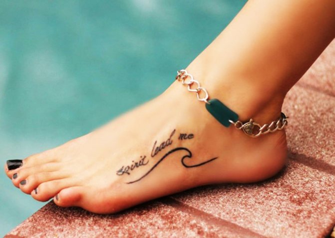 Tatuajes en el pie para niñas. Inscripciones fotográficas, patrones femeninos, bocetos