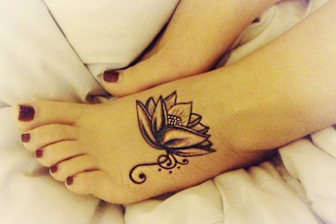 Tatuajes en el pie para niñas. Inscripciones fotográficas, patrones femeninos, bocetos