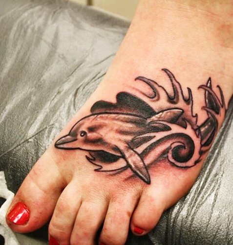 Tatuajes en el pie para niñas. Inscripciones fotográficas, patrones femeninos, bocetos