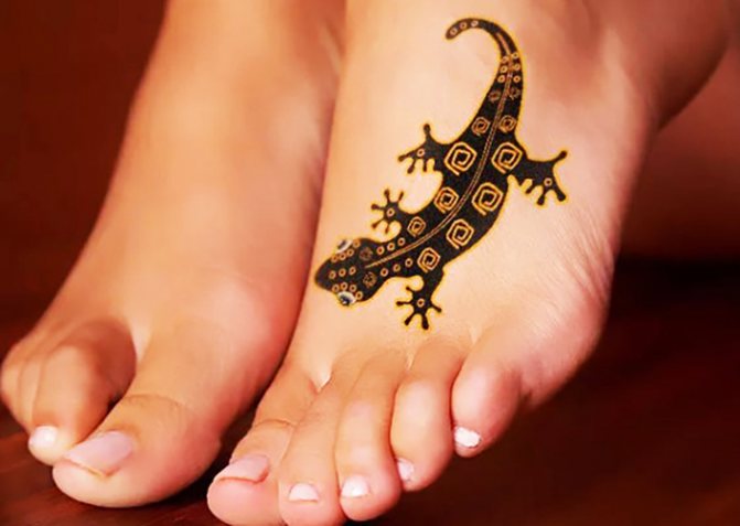 Tatuajes en el pie para niñas. Inscripciones fotográficas, patrones femeninos, bocetos