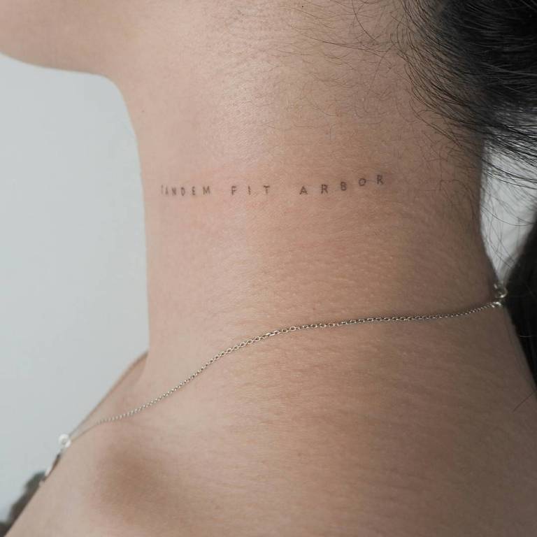 Tatoveringer med inskriptioner med oversættelse på latin