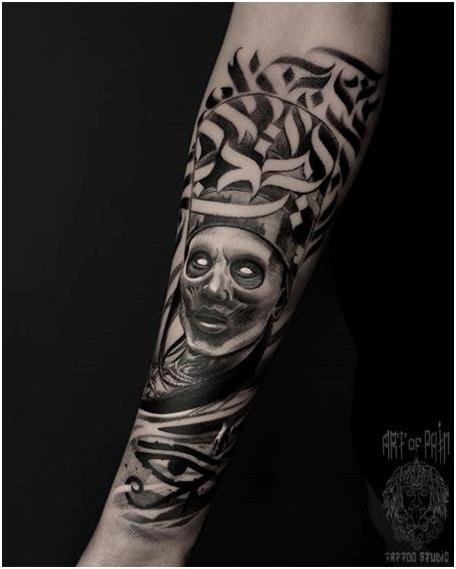 Tatouages basés sur le panthéon de l'Égypte ancienne : idées et significations