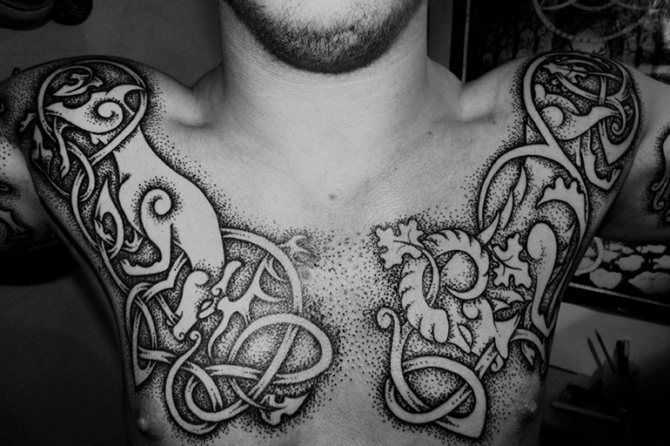 Skandinavische Tattoos auf der Brust