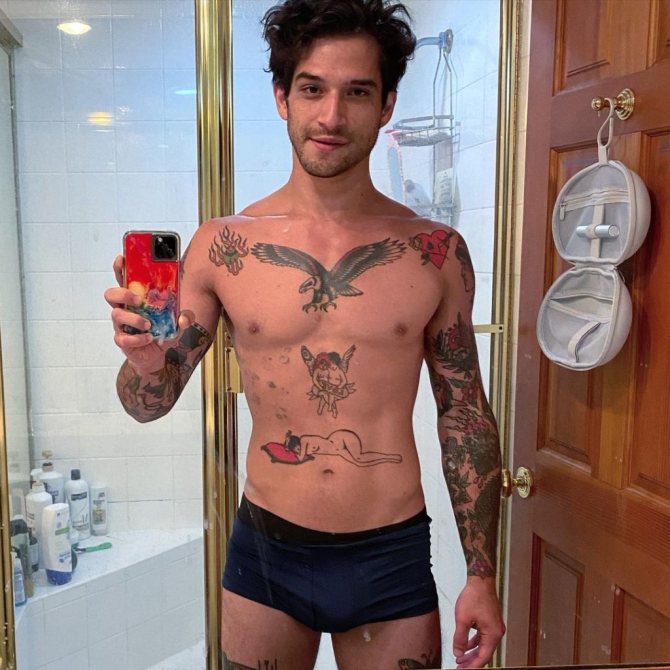 Tatuajes de Tyler Posey. El actor se hace selfies en el espejo.