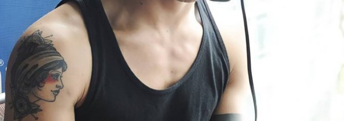 Tyler Posey se tatúa el hombro.