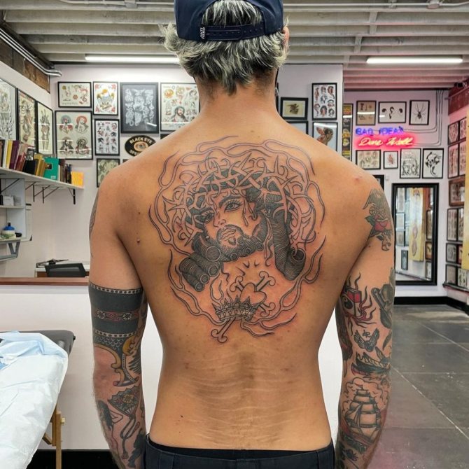 Los tatuajes de Tyler Posey en su espalda.