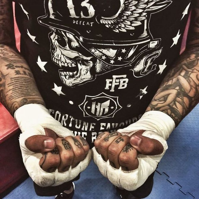 Tatouages de Timati sur les doigts