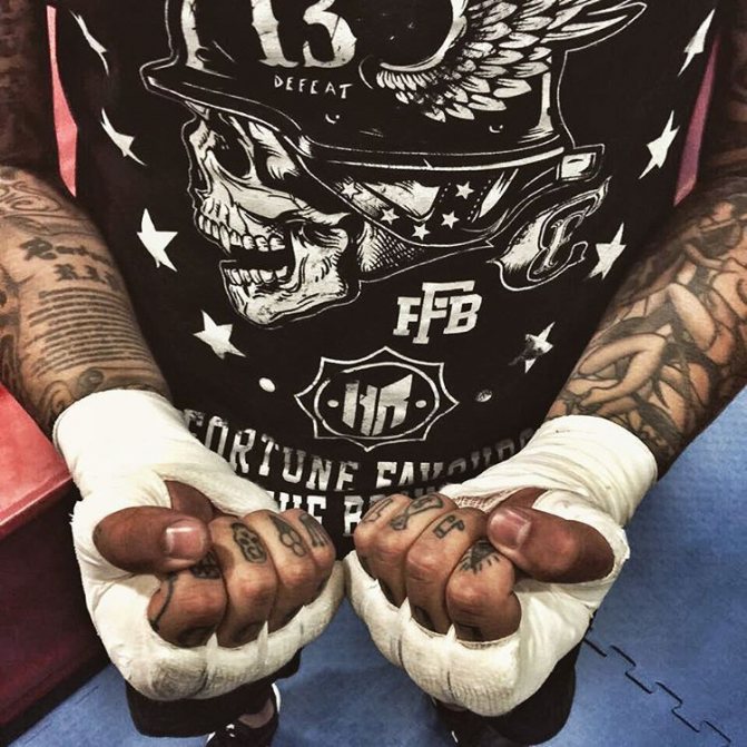 Tetování Timati na prstech