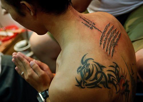 Profundamente arraigado en la tradición budista del budismo, el significado y la importancia de los tatuajes budistas