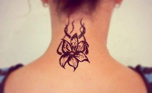 テンポラリータトゥー。家庭での作り方:ジェルペン、ヘナ、絵の具、シール、カラーと白黒、アイペンシル、マーカー、ステンシル付き