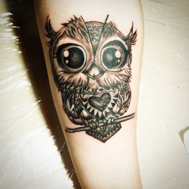 Tatouage d'une chouette sur le bras