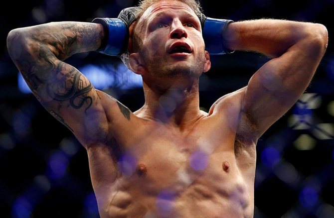TJ Dillashaw avec un serpent tatoué sur le biceps.