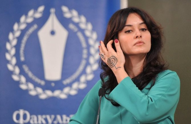 Tina Kandelaki tatouage sur le bras