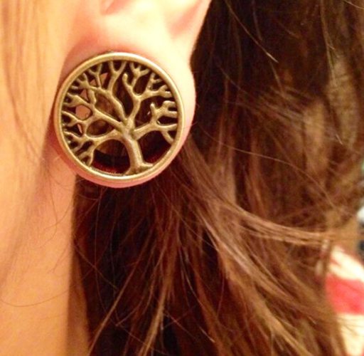 Des tunnels dans les oreilles des filles. Images, vergetures, soins