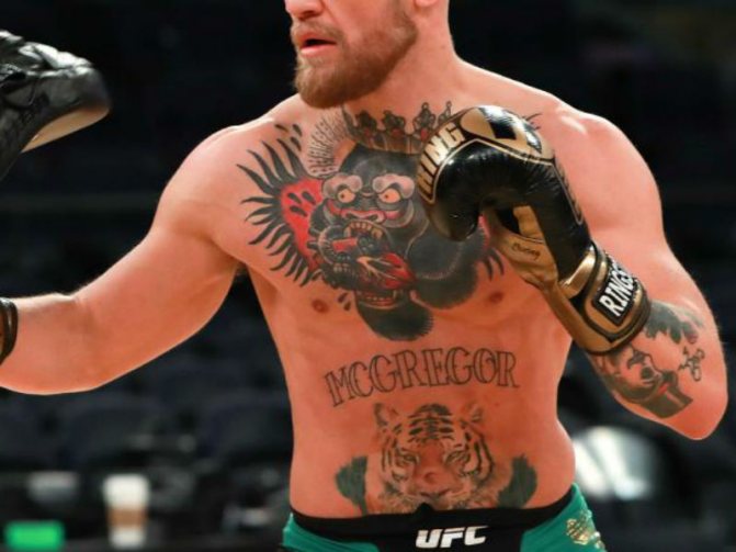 Il torso di McGregor, con i tatuaggi