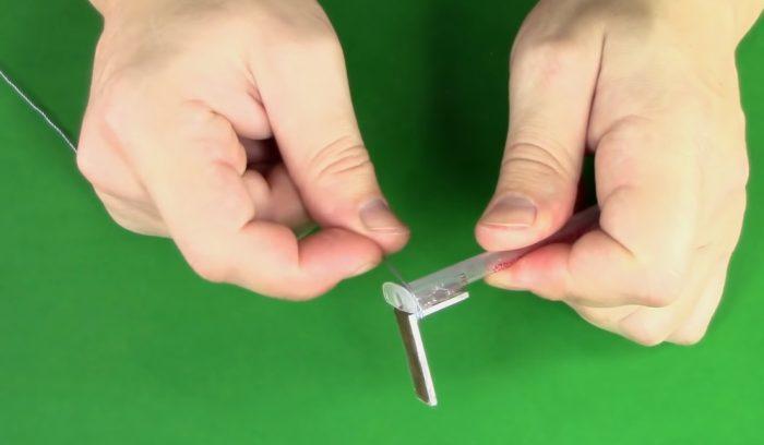 Couvrir le coin avec une ficelle