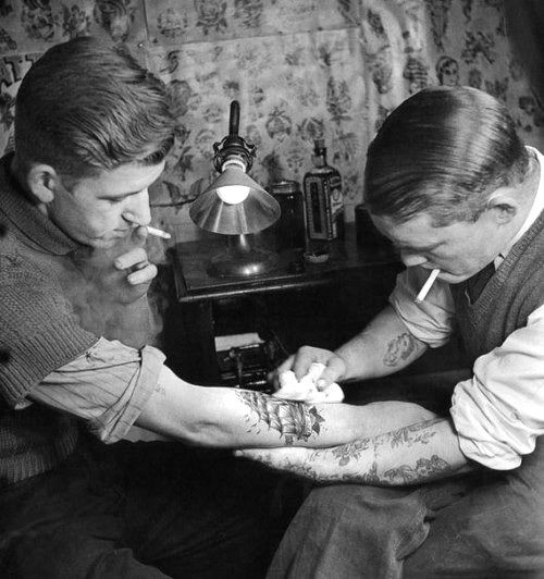 Homme nouvellement tatoué des années 1930
