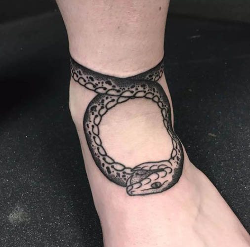 Tetování Ouroboros. náčrtek, tedy kolem ruky, nohy, zápěstí, na zádech, krku.