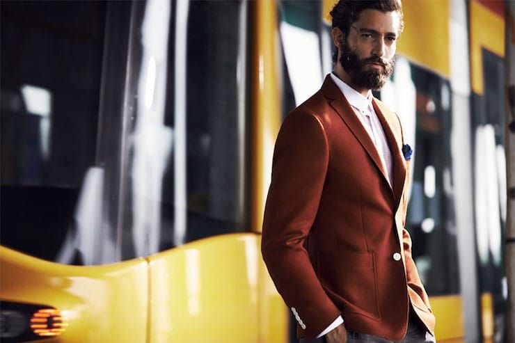 Foto eines selbstbewussten Mannes