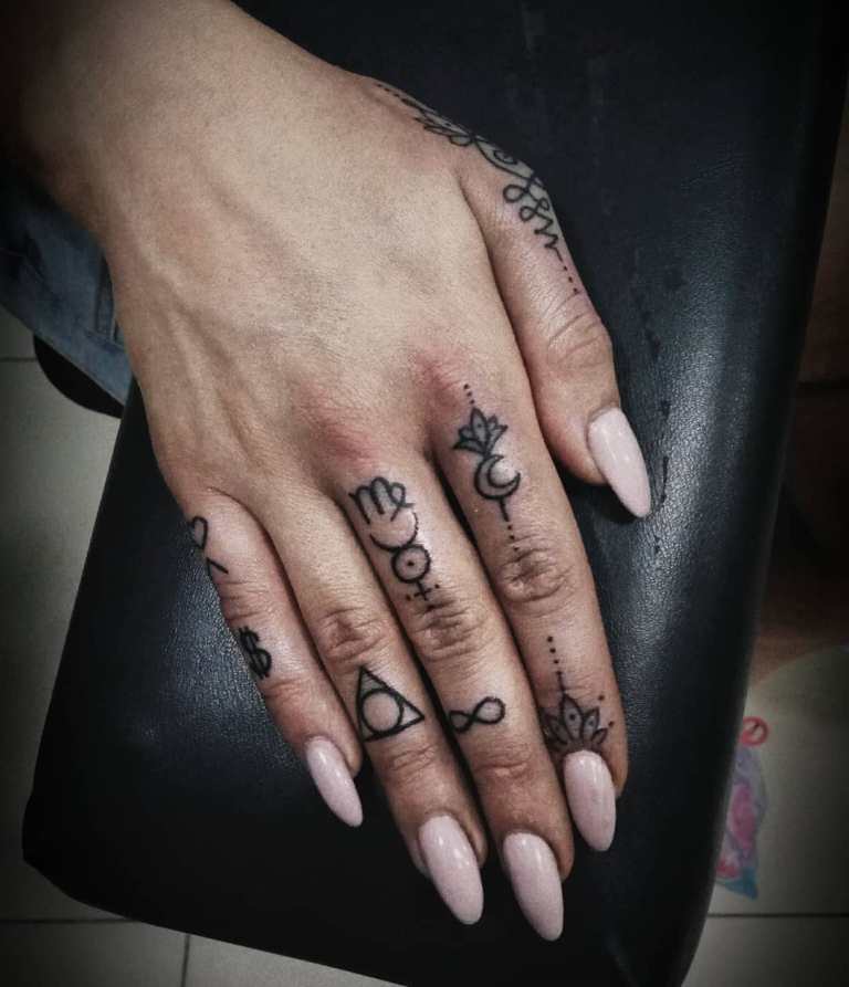 Motifs sur les doigts d'une fille