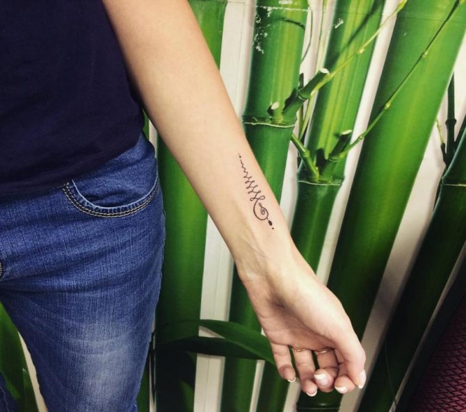 des ornements sur ses mains