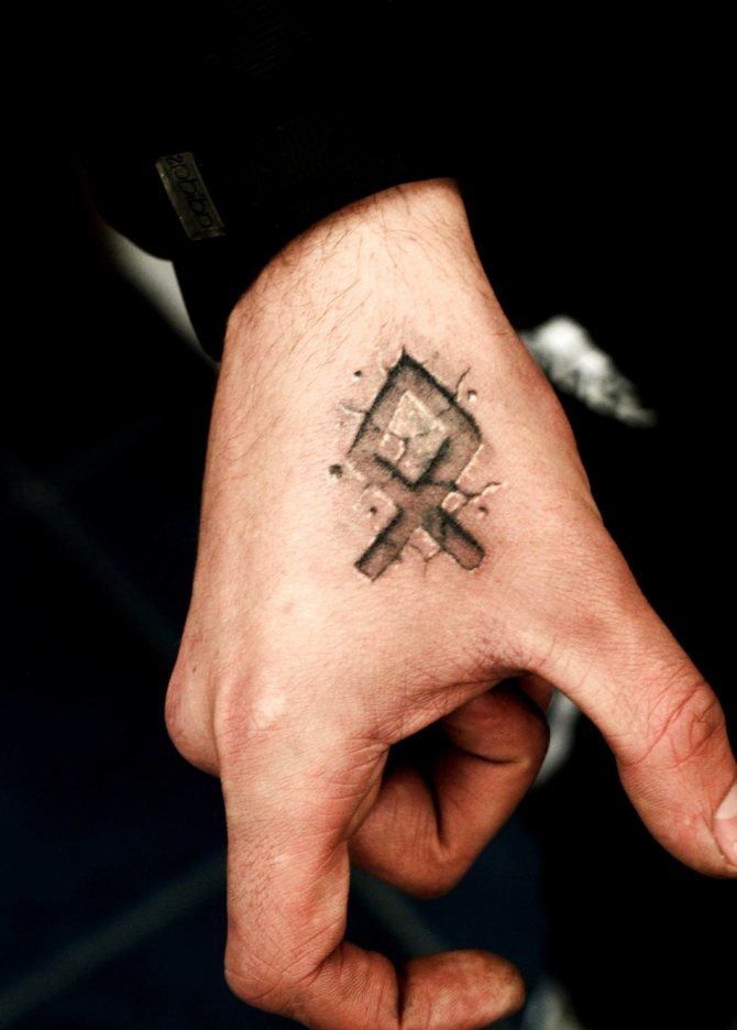 Pour le tatouage, il est préférable de mettre une rune.