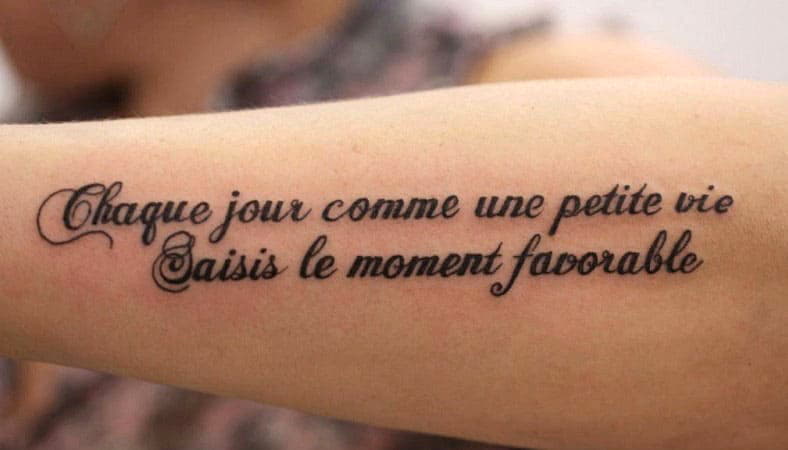 Dans la mode minimaliste, alors les dômes et les portraits au poignet