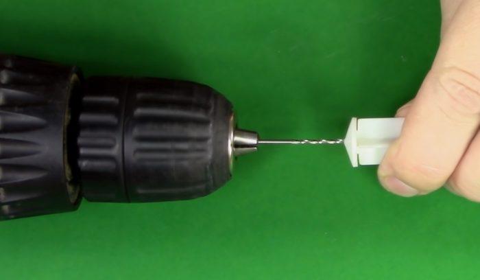 Un trou est percé dans le piston