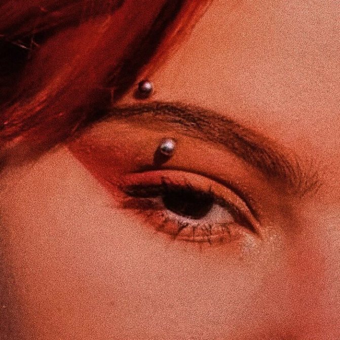 縦型眉毛ピアス