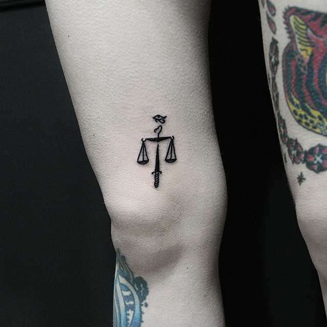 tatouage d'écailles sur la main